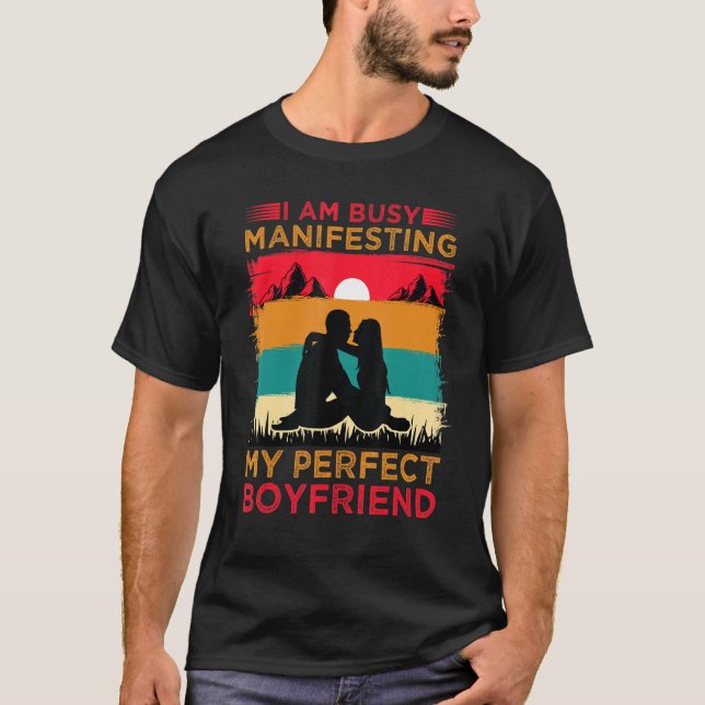 Camiseta I Am Busy Manifesting My Perfect Boyfriend  Relati (Frente)