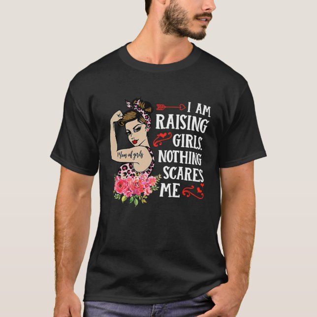 Camiseta I Am Raising Girls Mom Life Rosie The Riveter Moth (Frente)