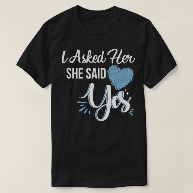 Camiseta I Asked Her & She Said Yes Romantic Couples Engage (Frente do Design)