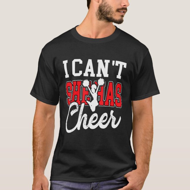 Camiseta I Can t She Has Cheer  Cheerleading Mom Dad (Frente)