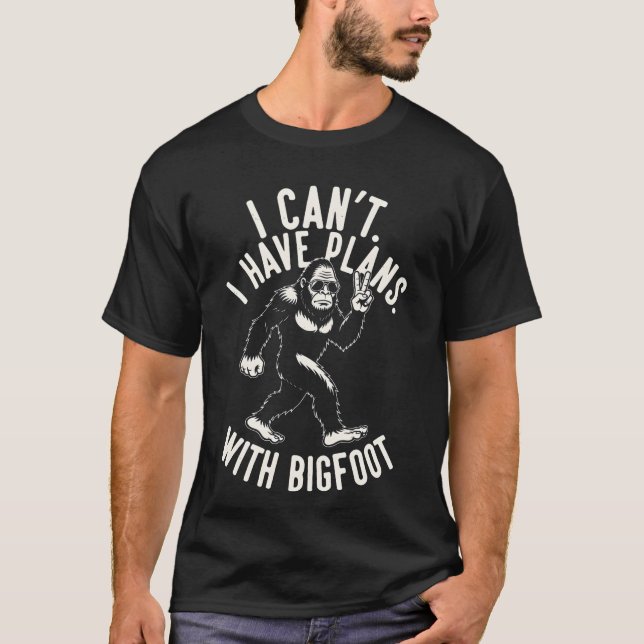 Camiseta I Can't I Have Plans With Bigfoot Funny Sasquatch  (Frente)