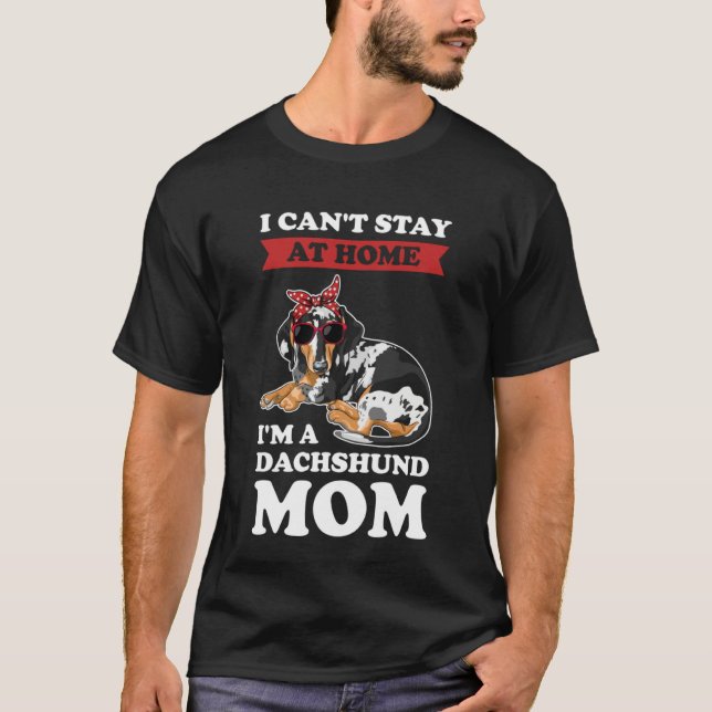 Camiseta I can't stay at home I'm a dachshund mom wiener (Frente)