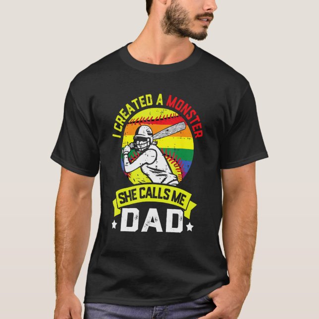 Camiseta I Created A Monster She Call Me Dad Softball Baseb (Frente)