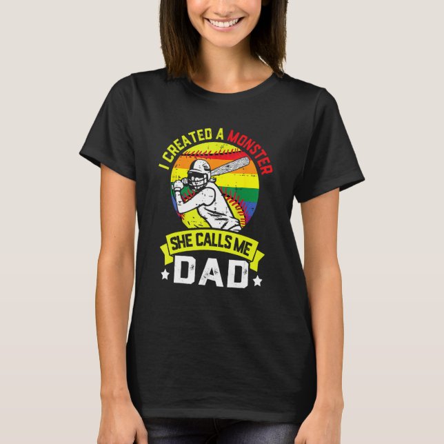 Camiseta I Created A Monster She Call Me Dad Softball Baseb (Frente)