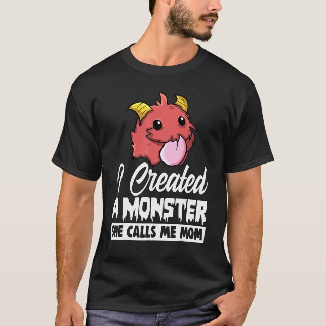Camiseta I Created A Monster She Call Me Mom  Men Little Mo (Frente)