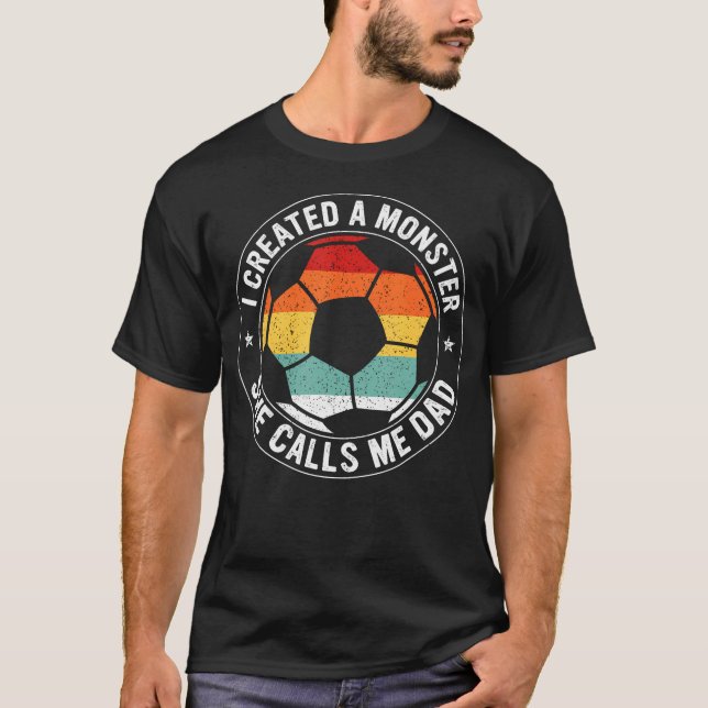 Camiseta I Created A Monster She Calls Me Dad Soccer Father (Frente)