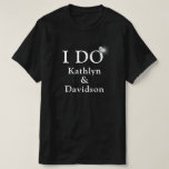 Camiseta I DO Noivado Ring Casais Nome Divertimento Minimal<br><div class="desc">Eu faço Casais de Anel de Noivado chamando Camiseta Mínima Feliz e Divertida. Celebrar seu evento especial com esta fofa camiseta. Todos os textos estão pré-organizados para que você mude fácil e rapidamente com seus próprios detalhes.</div>