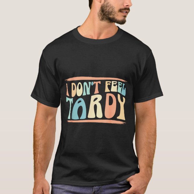 Camiseta I Don't Feel Tardy Tardiness Funny Sayings Distres (Frente)