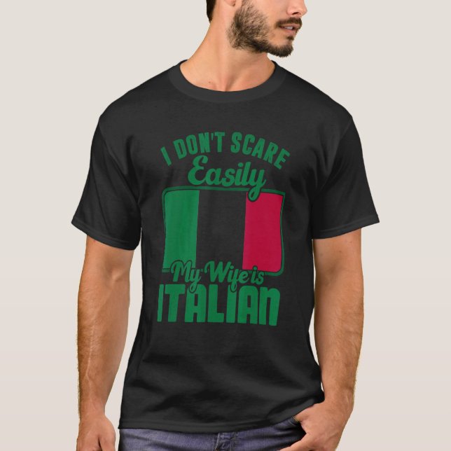 Camiseta I Dont Scare Easily My Wife Is Italian Me Proud It (Frente)