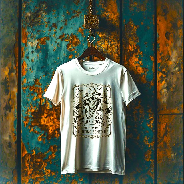 Camiseta I Drink Coffee and Plan My Haunting Schedule Mug (Criador carregado)