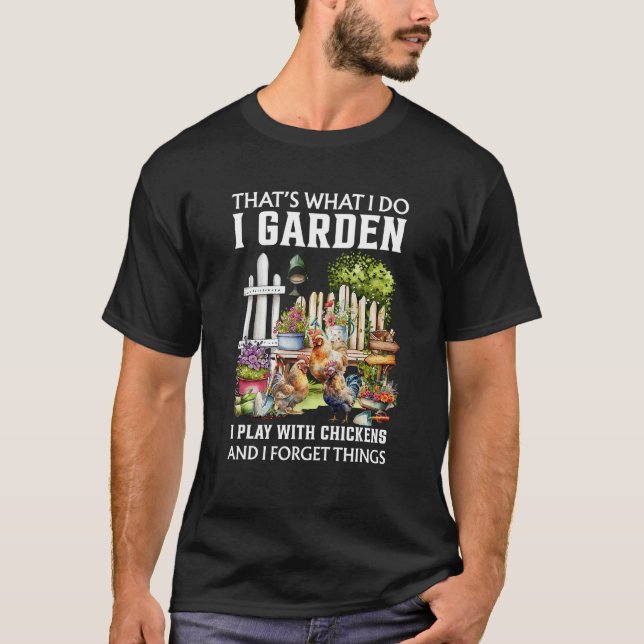 Camiseta I Garden I Play With Chickens Forget Things Thats  (Frente)