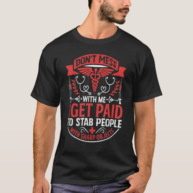 Camiseta I Get Paid To Stab People With Sharp Objects  Phle (Frente)