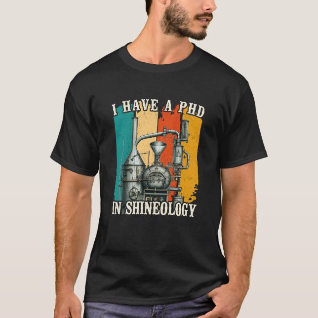 Camiseta I Have a PHD in Shineology Moonshiner Redneck (Frente)