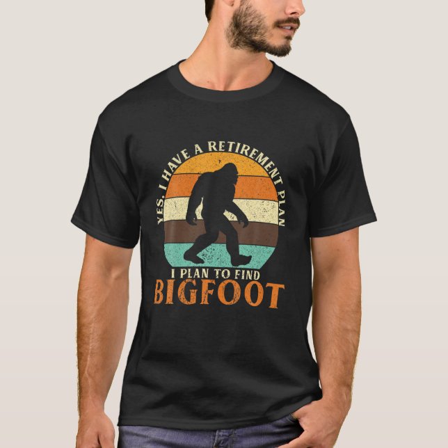 Camiseta I Have A Retirement Plan I Plan To Find Bigfoot Sa (Frente)