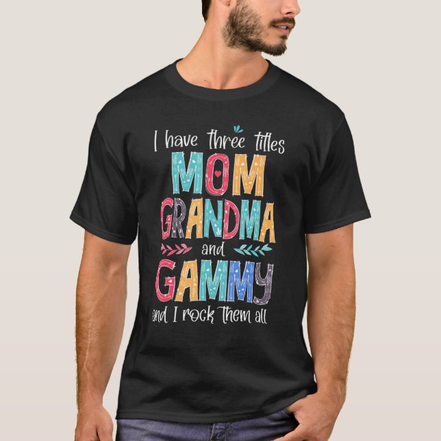 Camiseta I Have Three Titles Mom Grandma Gammy And I Rock T (Frente)