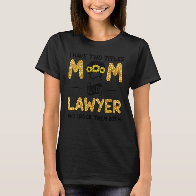 Camiseta I Have Two Titels Mom and Lawyer and I Rock Them B (Frente)