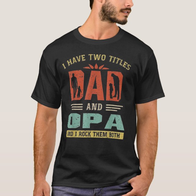 Camiseta I Have Two Titles Dad And Opa Funny Fathers Day (Frente)