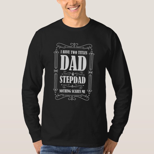 Camiseta I have two titles dad & stepdad nothing scares me  (Frente)