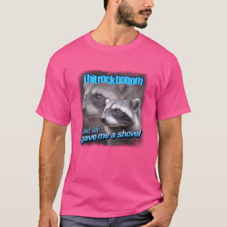 Camiseta I hit rock bottom and life gave me a shovel raccoo