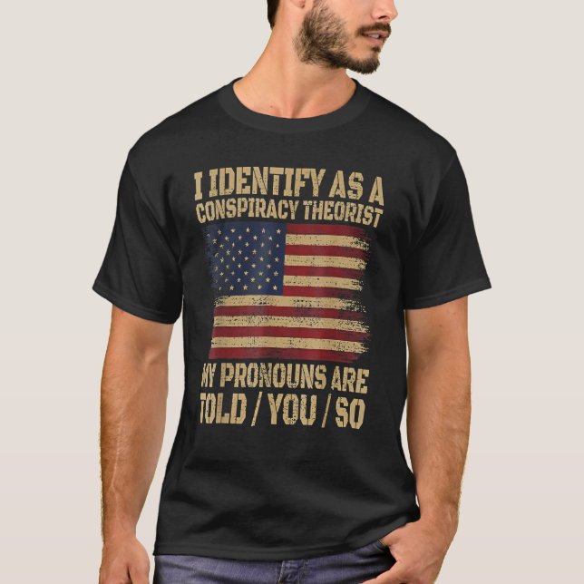 Camiseta i identify as a conspiracy theorist my pronoun are (Frente)