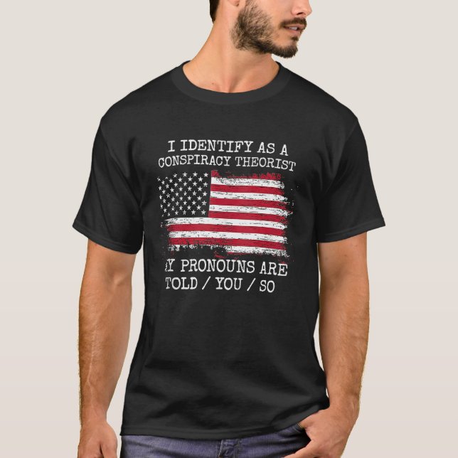 Camiseta I Identify As A Conspiracy Theorist Pronouns Are T (Frente)