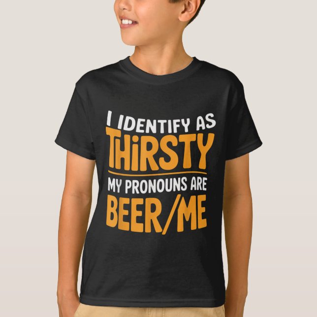 Camiseta I Identify As Thirsty My Pronouns Are Beer_me  (Frente)