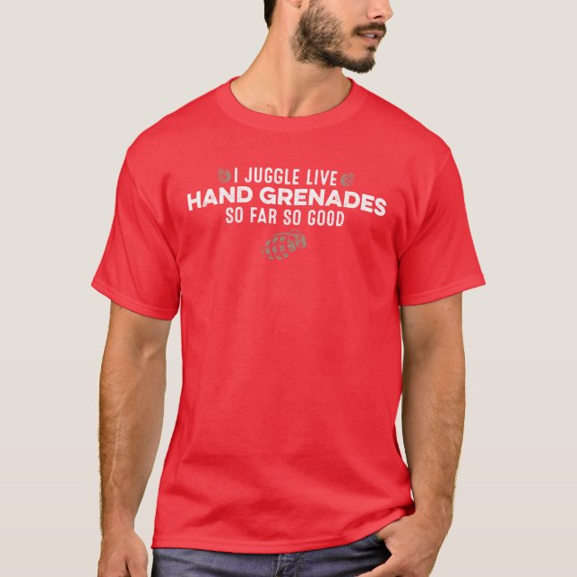 Camiseta I Juggle Live Hand Grenades So Far So Good Funny f (Frente)