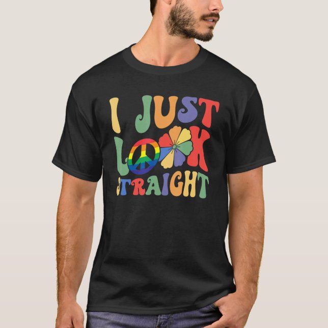 Camiseta I Just Look Straight LGBTQ Rainbow Groovy Gay Prid (Frente)