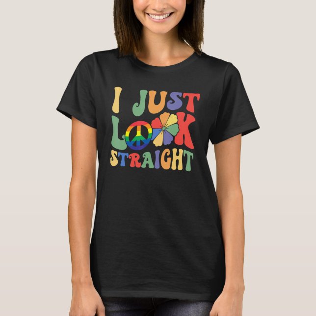 Camiseta I Just Look Straight LGBTQ Rainbow Groovy Gay Prid (Frente)