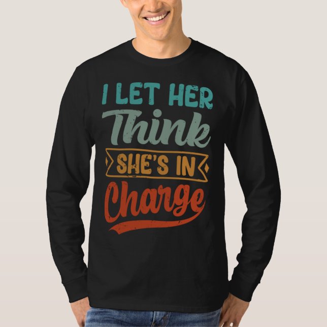 Camiseta I Let Her Think She s In Charge (Frente)