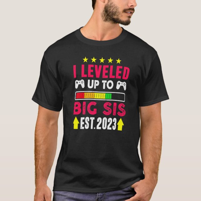 Camiseta I Leveled Up To Big Sis 2023  Gamer Sister 2023  1 (Frente)