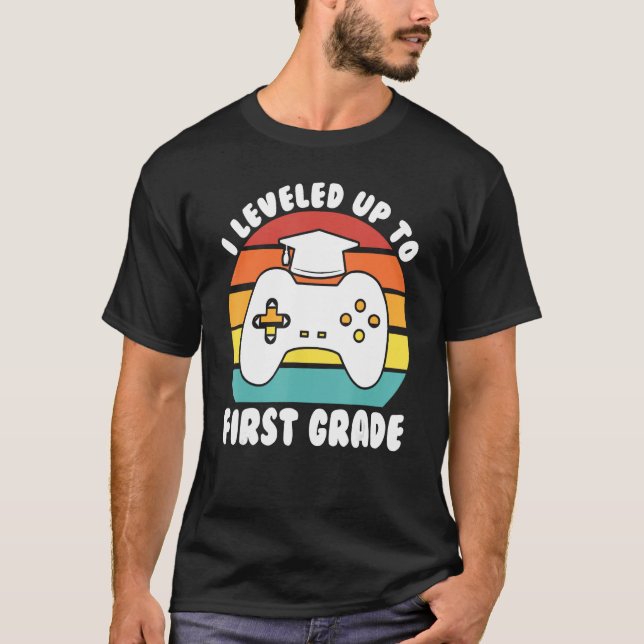 Camiseta I leveled up to first grade kindergarten graduatio (Frente)