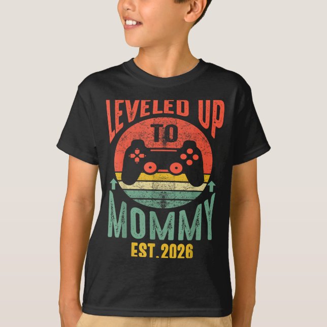 Camiseta I Leveled Up To Mommy 2026 Pregnancy Announcement  (Frente)
