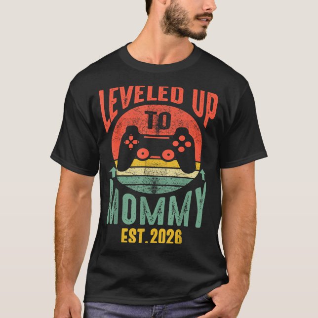 Camiseta I Leveled Up To Mommy 2026 Pregnancy Announcement  (Frente)