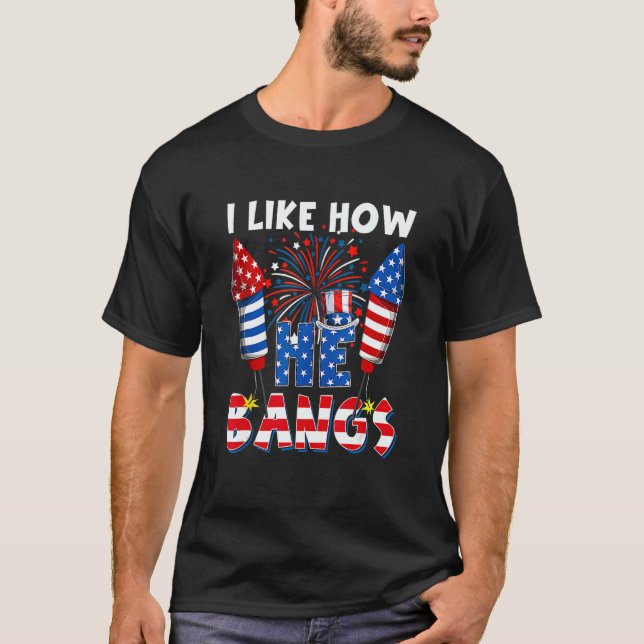 Camiseta I Like How He Bangs  Couple 4th Of July Firecracke (Frente)