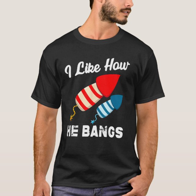 Camiseta I Like How He Bangs Fireworks 4th Of July  Couple  (Frente)