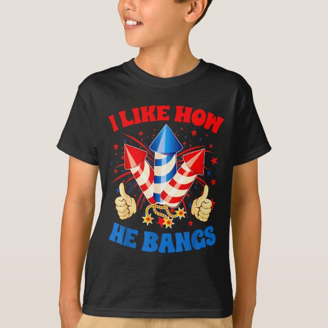 Camiseta I Like How He Bangs Fireworks 4th Of July Funny Co (Frente)