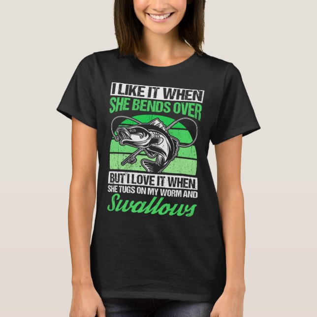 Camiseta I Like It When She Bends Over But I Love It Fishin (Frente)