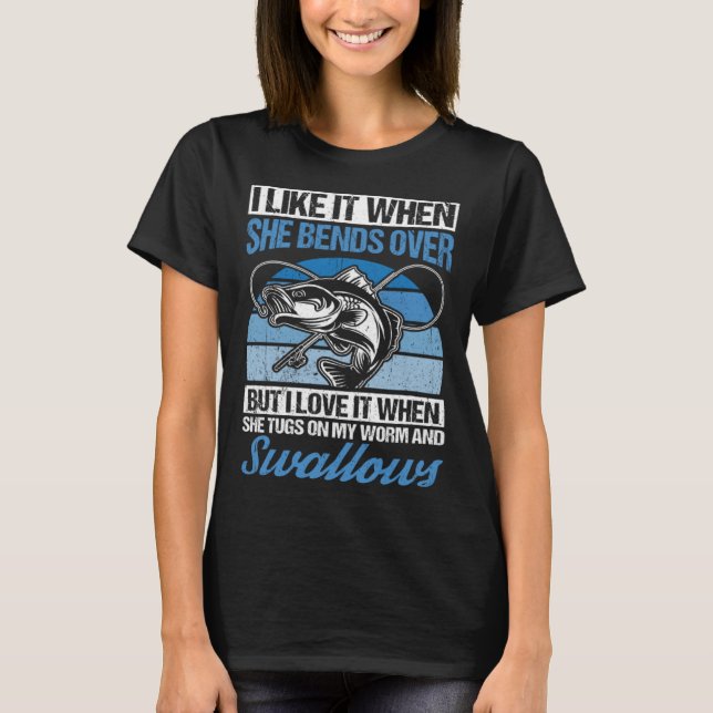 Camiseta I Like It When She Bends Over But I Love It Fishin (Frente)