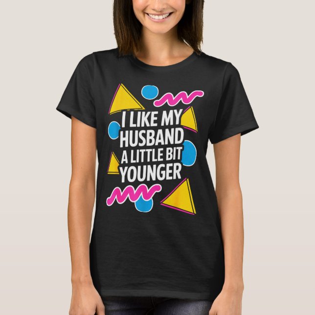 Camiseta I Like My Husband A Little Bit Younger Funny Sayin (Frente)