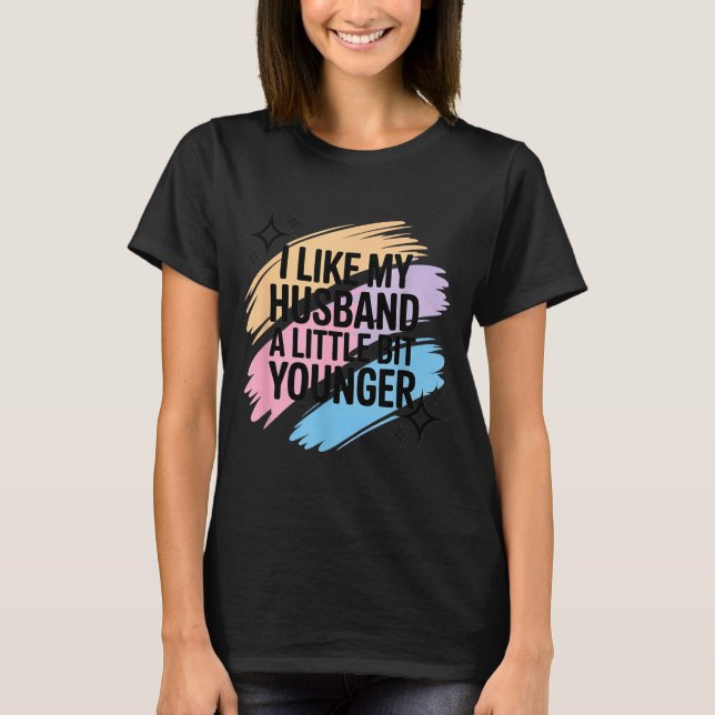 Camiseta I Like My Husband A Little Bit Younger Funny Sayin (Frente)