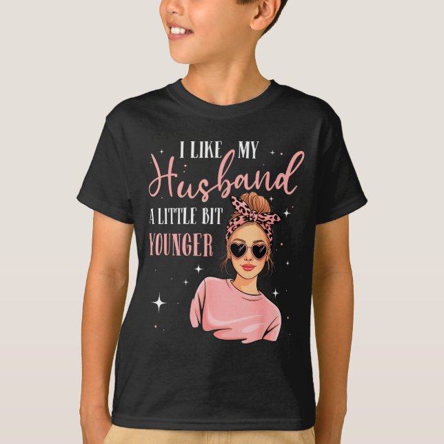 Camiseta I Like My Husband A Little Bit Younger Funny Sayin (Frente)