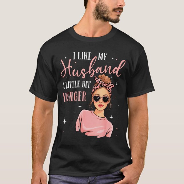 Camiseta I Like My Husband A Little Bit Younger Funny Sayin (Frente)