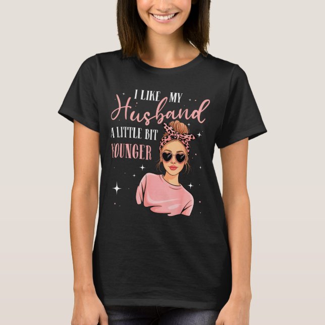 Camiseta I Like My Husband A Little Bit Younger Funny Sayin (Frente)