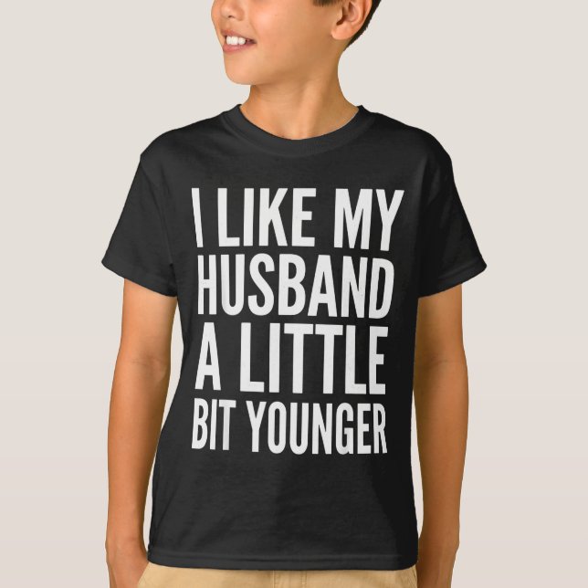 Camiseta I Like My Husband Little Bit Younger Funny Present (Frente)