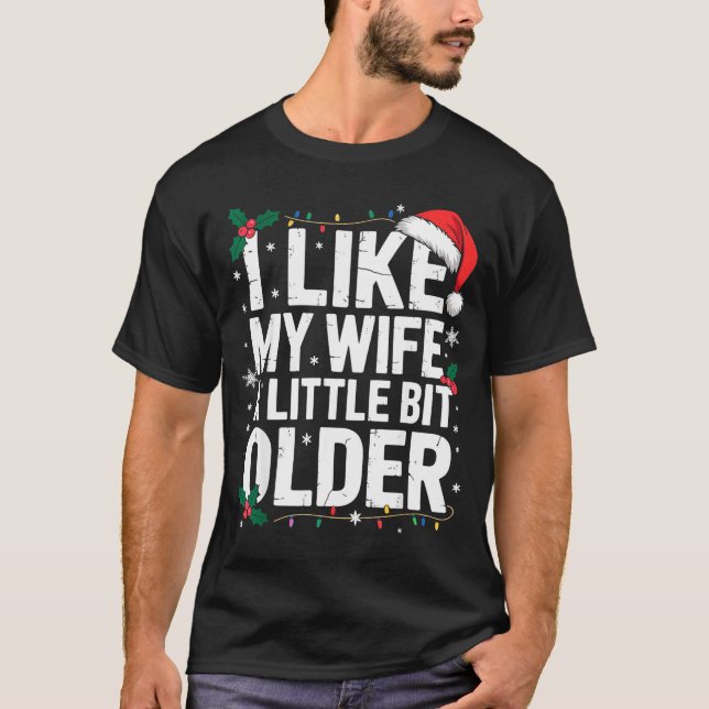 Camiseta I Like My Wife A Little Bit Older Funny Husband Ch (Frente)