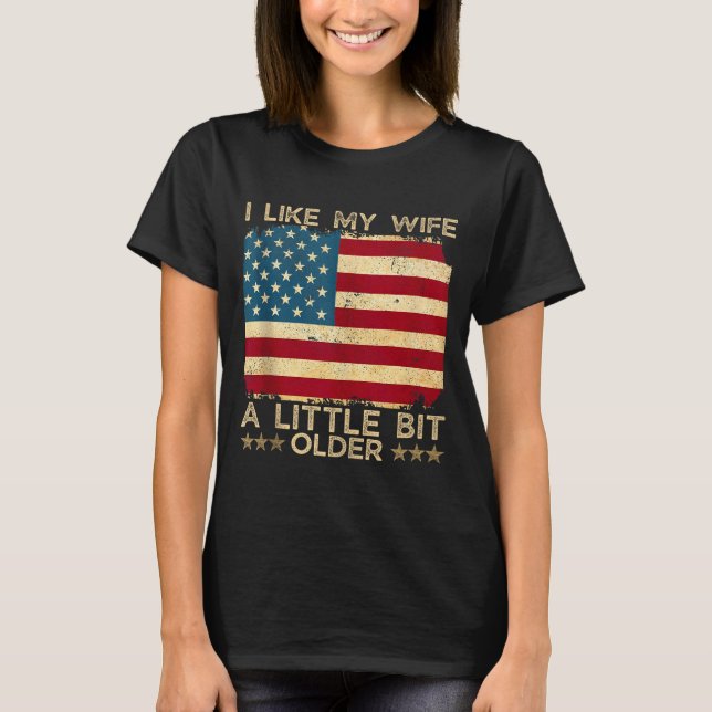 Camiseta I Like My Wife A Little Bit Older Funny Saying Wom (Frente)