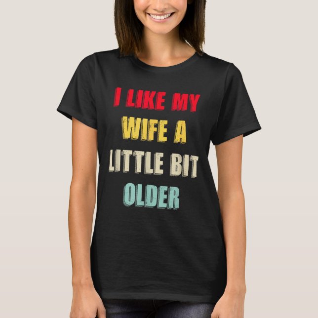 Camiseta I Like My Wife A Little Bit Older Funny Saying Wom (Frente)
