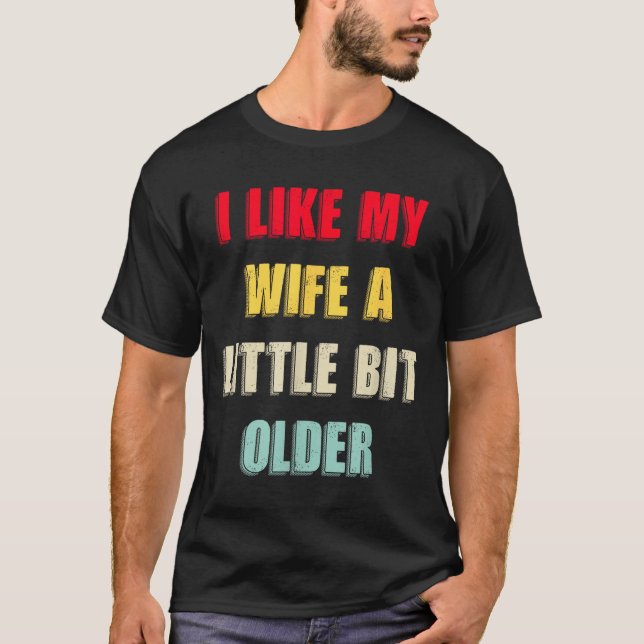 Camiseta I Like My Wife A Little Bit Older Funny Saying Wom (Frente)
