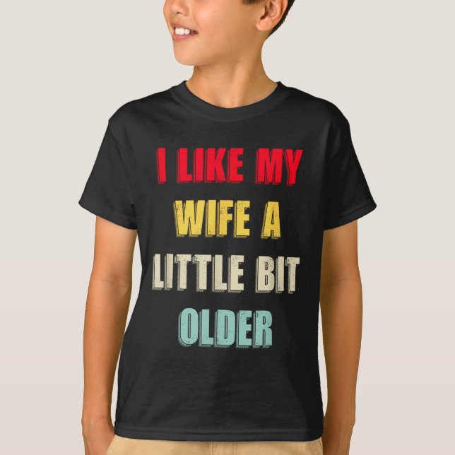 Camiseta I Like My Wife A Little Bit Older Funny Saying Wom (Frente)